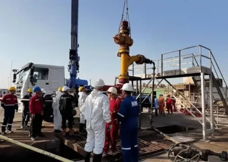 کنترل نشت و رفع خطر از شیر فوقاتی چاه ۱۳۲ اهواز