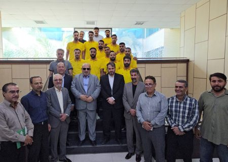 فوتبالیست‌های نیشکر با پرچم ایران راهی رقابت‌های جهانی دبی شدند