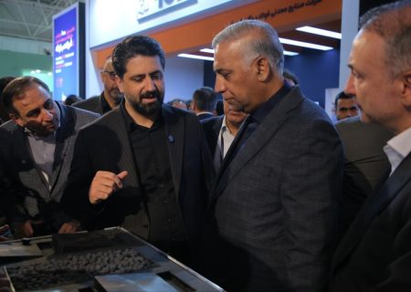 بازدید مدیرعامل ساتا از غرفه فولاد غدیر نی‌ریز در نمایشگاه متافو
